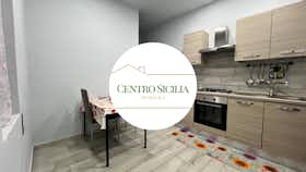 Apartament de închiriat pentru 800 EUR pe lună în Catania, Via Terreforti