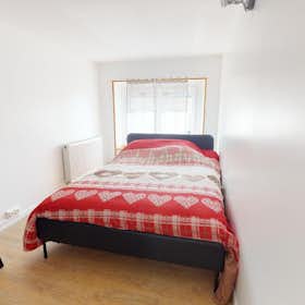 Private room for rent for €290 per month in Saint-Étienne, Rue Claude Deverchère