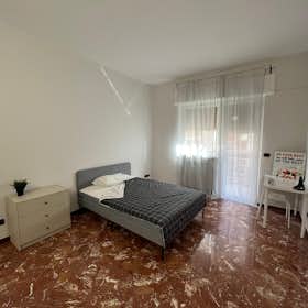 Private room for rent for €495 per month in Bari, Via Brennero