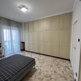 Private room for rent for €490 per month in Bari, Via Brennero