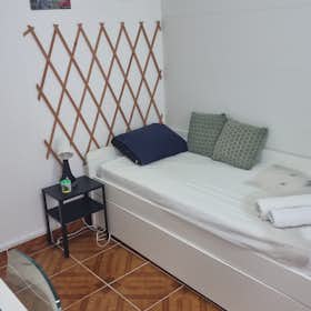 Private room for rent for €500 per month in Almada, Avenida 25 de Abril