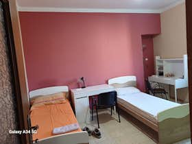 Общая комната сдается в аренду за 320 € в месяц в Turin, Via Salassa