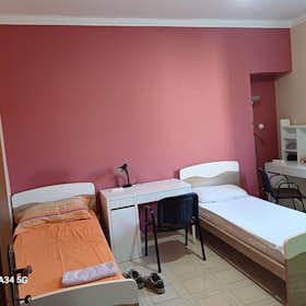 Gedeelde kamer te huur voor € 320 per maand in Turin, Via Salassa