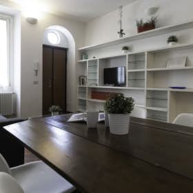 Apartment for rent for €1,950 per month in Milan, Via Giulio Romano