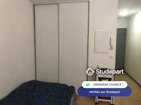 Appartement te huur voor € 380 per maand in Pau, Avenue Pierre Massé