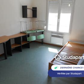 Apartment for rent for €375 per month in Saint-Étienne, Rue Désiré Claude