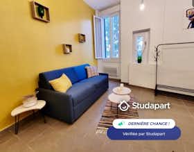 Appartement te huur voor € 450 per maand in Nîmes, Rue de la Vierge
