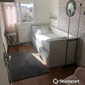 Private room for rent for €400 per month in Mérignac, Avenue Jules Verne