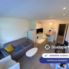 Apartment for rent for €710 per month in Antibes, Avenue de la Rostagne