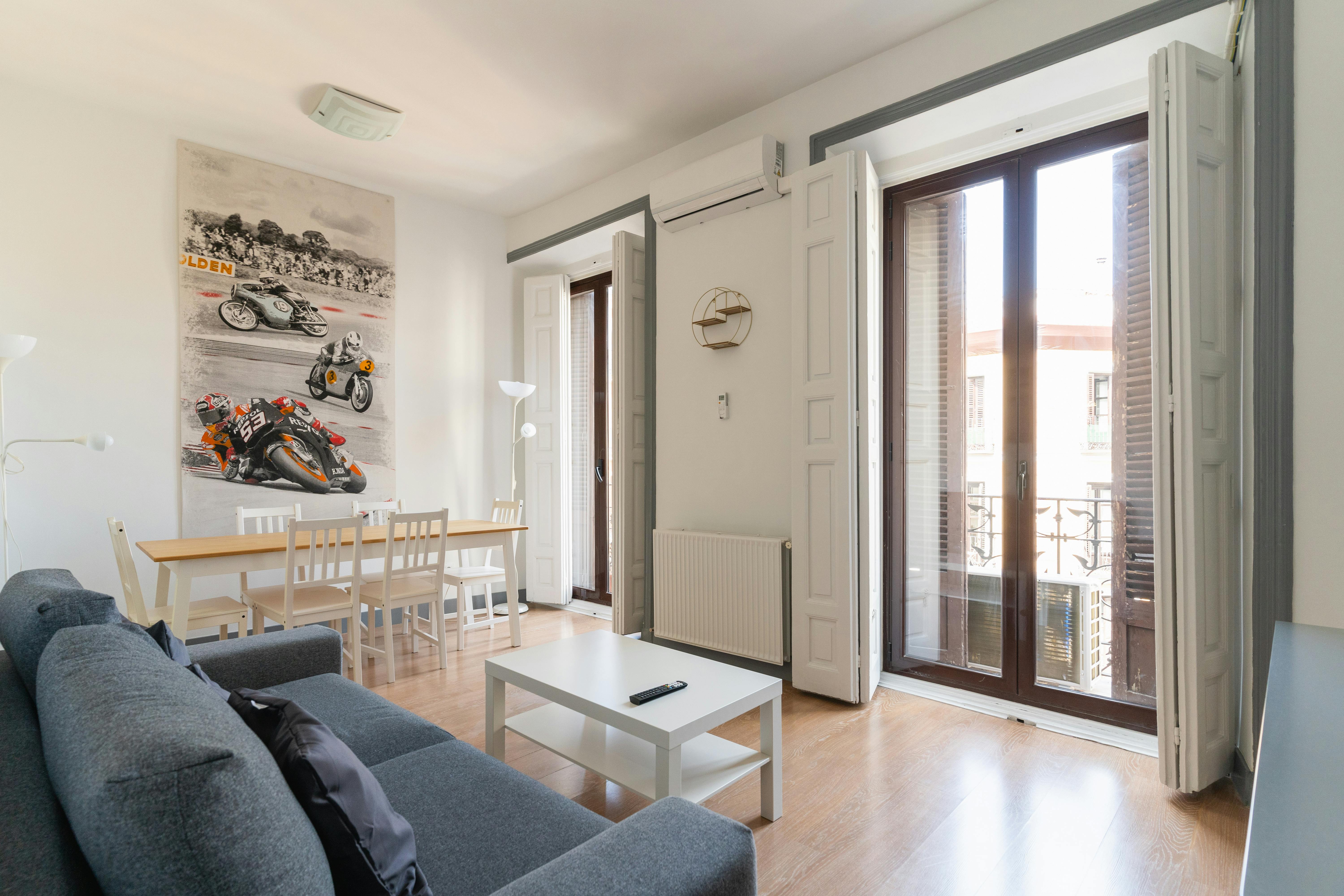 Studio for rent for €5,862 per month in Madrid, Calle Mayor