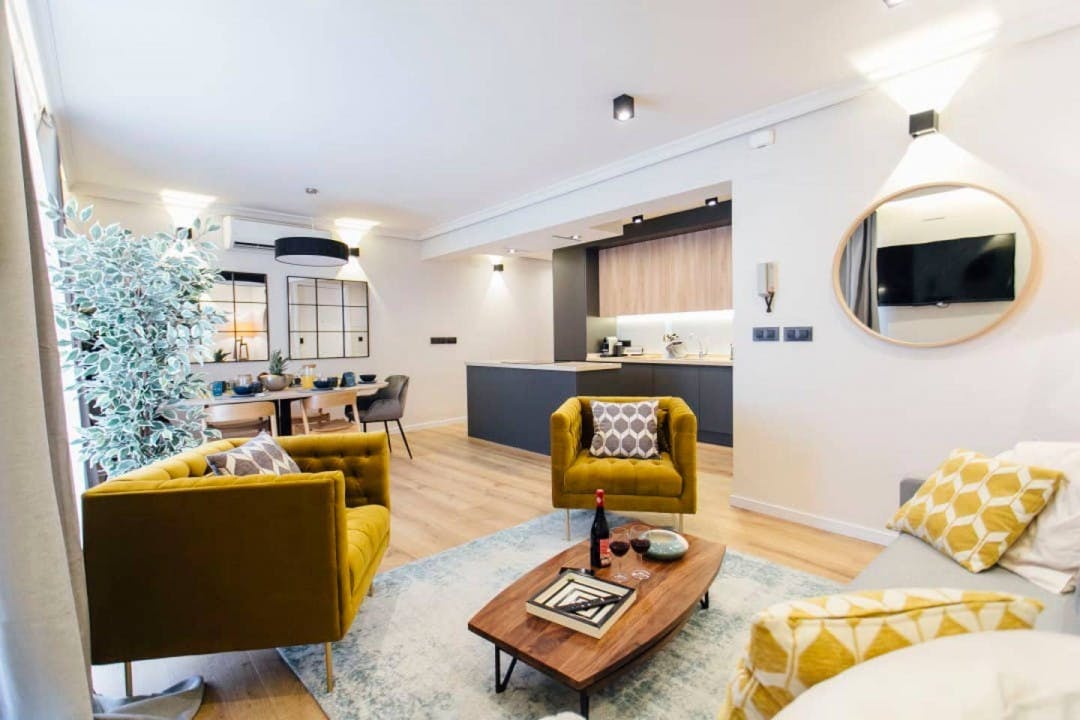 Studio for rent for €6,593 per month in Sevilla, Calle Socorro