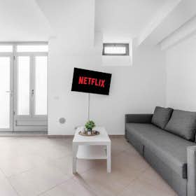 Apartment for rent for €1,700 per month in Milan, Via Vittorio Scialoia