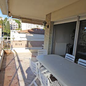 Appartement te huur voor € 1.900 per maand in Cannes, Rue de Russie