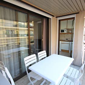Appartement te huur voor € 2.000 per maand in Cannes, Boulevard de Lorraine