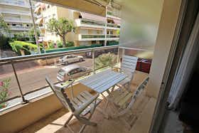 Studio for rent for €900 per month in Cannes, Rue de Russie