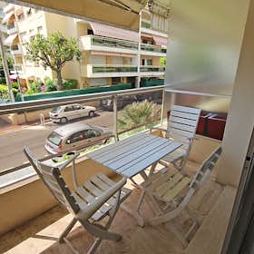 Studio for rent for €900 per month in Cannes, Rue de Russie