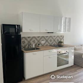 Apartment for rent for €750 per month in Saint-Étienne, Cours Victor Hugo