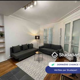 Apartment for rent for €1,850 per month in Paris, Rue Philippe de Girard