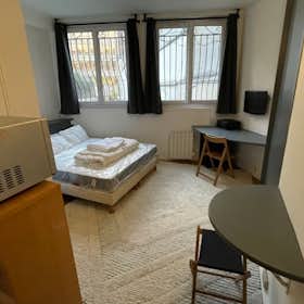 Studio for rent for €1,050 per month in Paris, Rue du Débarcadère