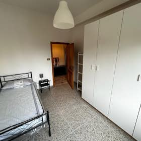 Private room for rent for €730 per month in Bologna, Via Filippo Beroaldo