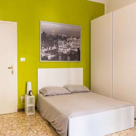 Private room for rent for €715 per month in Bologna, Via Lodovico Lazzaro Zamenhof