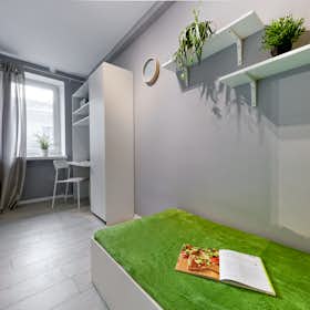 私人房间 正在以 PLN 2,100 的月租出租，其位于 Warsaw, ulica Kredytowa