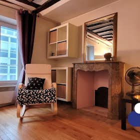 Apartment for rent for €1,355 per month in Paris, Rue Malar