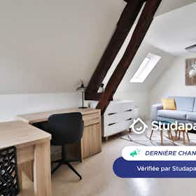 Apartamento para alugar por € 420 por mês em Troyes, Rue Hennequin