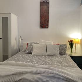 Apartment for rent for €2,050 per month in Barcelona, Carrer de Rocafort