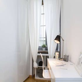 Private room for rent for €1,015 per month in Milan, Via Larga
