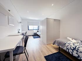 私人房间 正在以 €850 的月租出租，其位于 Aveiro, Rua Doutor António Christo