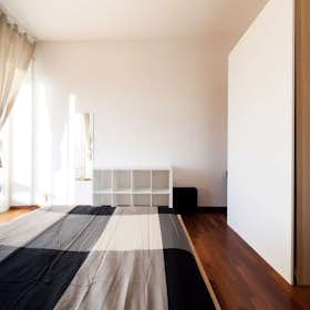 Private room for rent for €720 per month in Bologna, Piazza Trento e Trieste