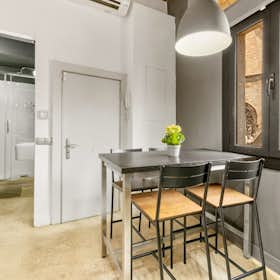Wohnung zu mieten für 2.150 € pro Monat in Barcelona, Carrer de les Caputxes