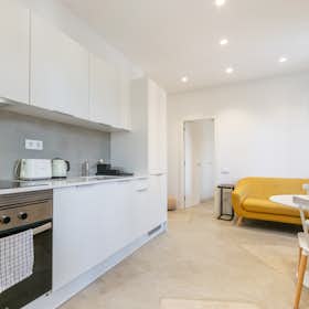 Apartment for rent for €2,150 per month in Barcelona, Carrer del Doctor Giné i Partagàs