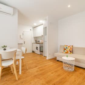 Apartment for rent for €2,150 per month in Barcelona, Carrer de Felícia Fuster i Viladecans