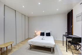Studio for rent for €1,975 per month in Bordeaux, Rue des Argentiers
