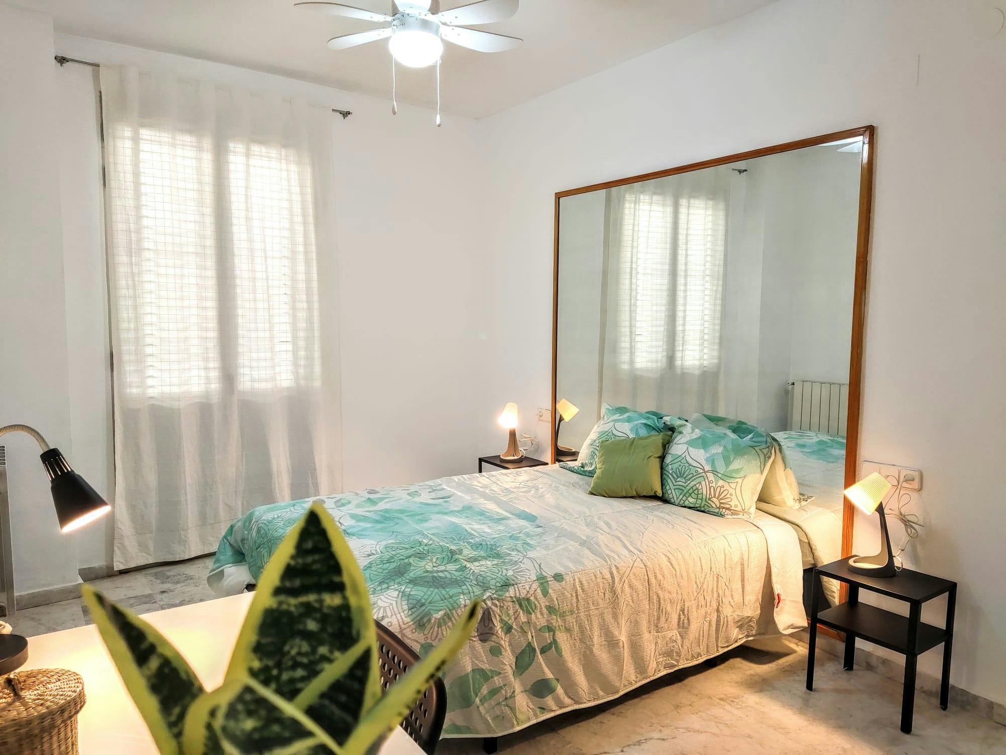 Private room for rent for €790 per month in Valencia, Carrer Calatrava