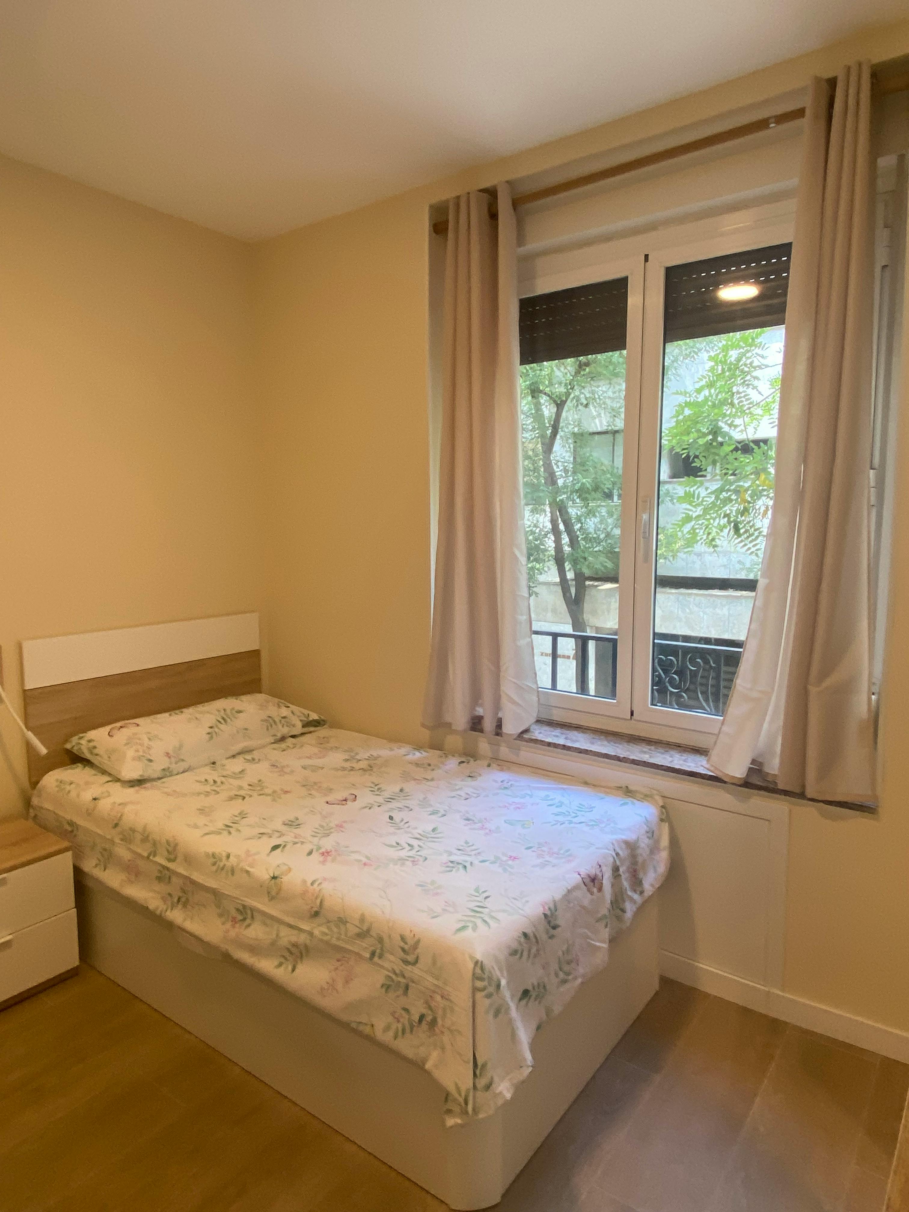 Private room in Calle de Zurbano, Madrid (1499350) ROOM 1