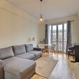 Studio for rent for €1,728 per month in Paris, Boulevard de la Madeleine
