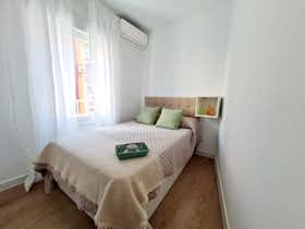 Shared room for rent for €770 per month in Madrid, Calle de Embajadores