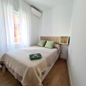 Mehrbettzimmer zu mieten für 770 € pro Monat in Madrid, Calle de Embajadores