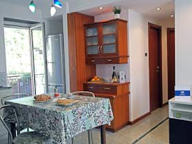 Lägenhet att hyra för 2 000 € i månaden i Mele, Via del Piano