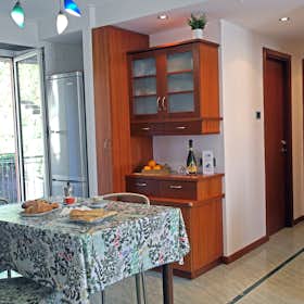 Appartement te huur voor € 2.000 per maand in Mele, Via del Piano