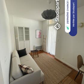 Apartment for rent for €1,580 per month in Bordeaux, Rue Montfaucon