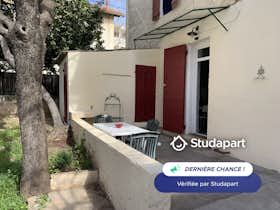 公寓 正在以 €825 的月租出租，其位于 Toulon, Boulevard Alata