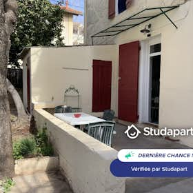 Apartment for rent for €825 per month in Toulon, Boulevard Alata