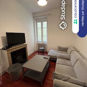 Quarto privado for rent for € 410 per month in Mâcon, Place Saint-Vincent