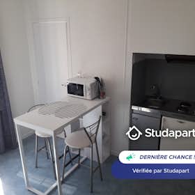 Wohnung for rent for 400 € per month in Reims, Rue Hincmar