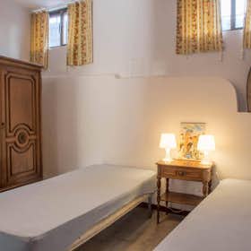 Mehrbettzimmer for rent for 330 € per month in Porto, Rua de Nove de Abril