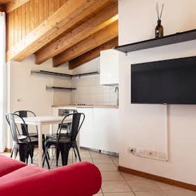 Apartment for rent for €1,100 per month in Milan, Via Giovita Scalvini